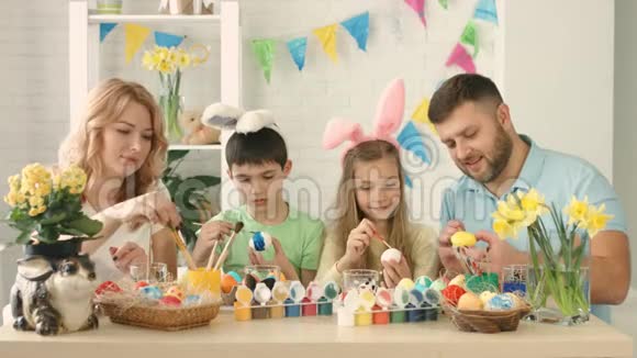 友好的家庭装饰鸡蛋在一起视频的预览图