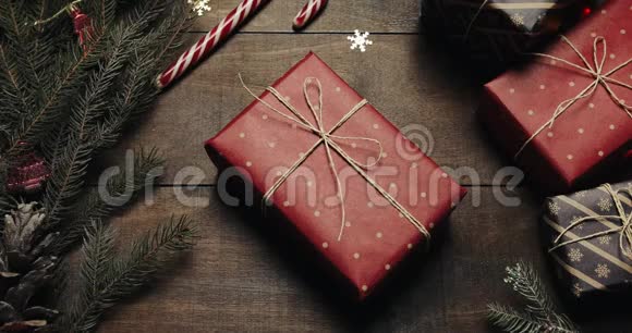 用圣诞用品和花环装饰的木制棕色桌子礼物在桌子上俯视图视频的预览图