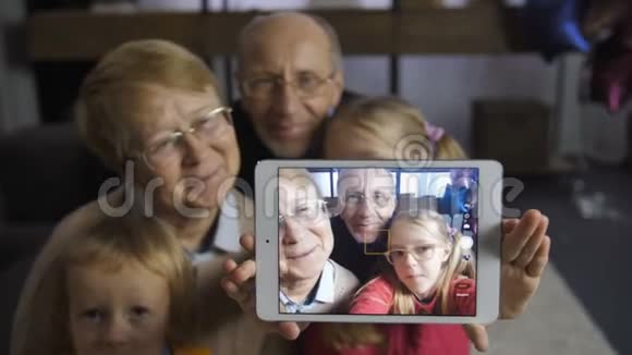 女孩和爷爷奶奶在触摸板上自拍视频的预览图