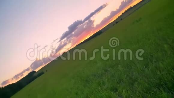在小麦或黑麦地上空美丽的天空上用不同角度令人难以置信的视频的预览图