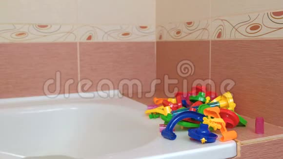 男孩在浴室里建造彩色塑料件设计师视频的预览图