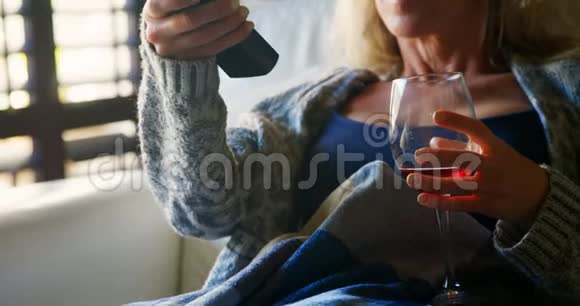 在家看电视时喝红酒的女人视频的预览图