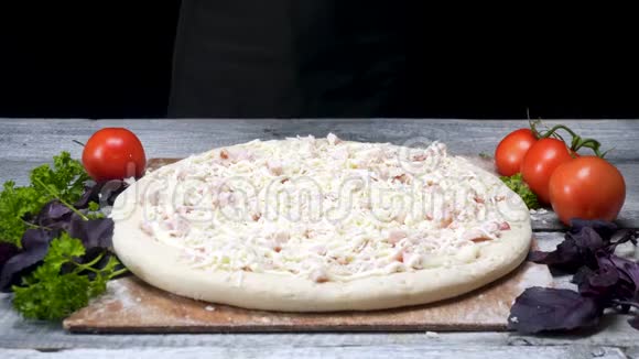 带火腿和奶酪的生披萨框架面团撒上奶酪做披萨烹饪前被配料包围视频的预览图