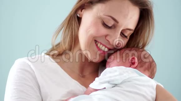 妈妈和孩子一个女人轻轻地吻她的孩子母亲节视频的预览图