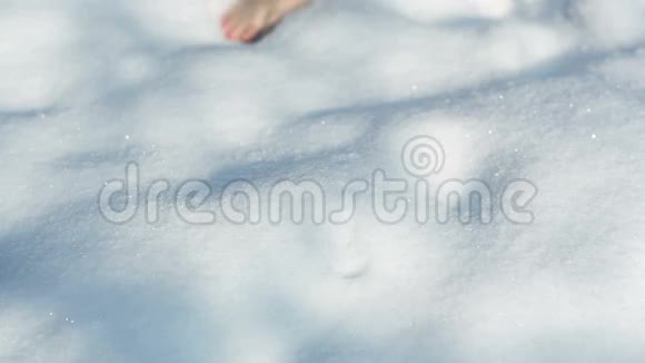 脚踩在雪地上视频的预览图