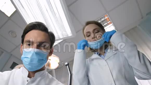 牙科医护人员低角度治疗病人视频的预览图