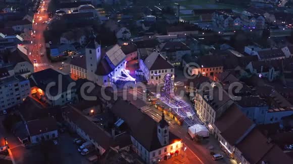 欧洲小镇主广场上装饰着明亮的灯光的圣诞集市从空中俯瞰古老的中世纪视频的预览图