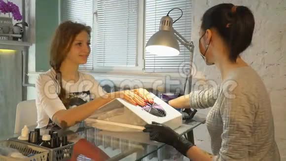 女孩正在美甲沙龙修指甲视频的预览图