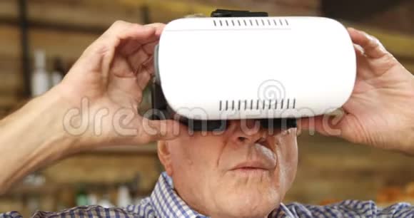 老人体验VR耳机4k视频的预览图
