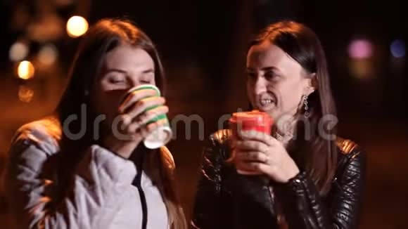 两个女孩晚上在城里散步聊天喝咖啡视频的预览图