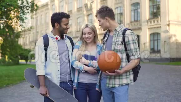 年轻人在大学附近和金发美女聊天调情学生们视频的预览图