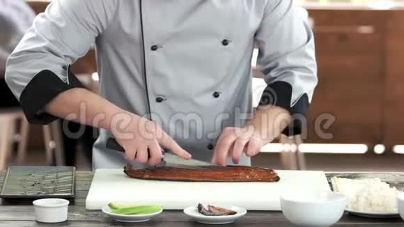 厨师切割熏鱼视频的预览图