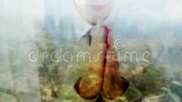 一个高加索商人向窗户祈祷的倒影视频的预览图