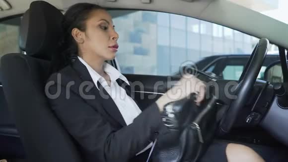 混合种族女性在汽车座椅上扔包来自大城市生活的压力心烦意乱视频的预览图