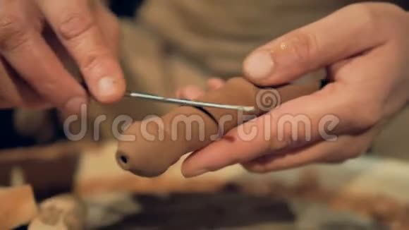 金属棒抛光过程中的粘土勺子视频的预览图