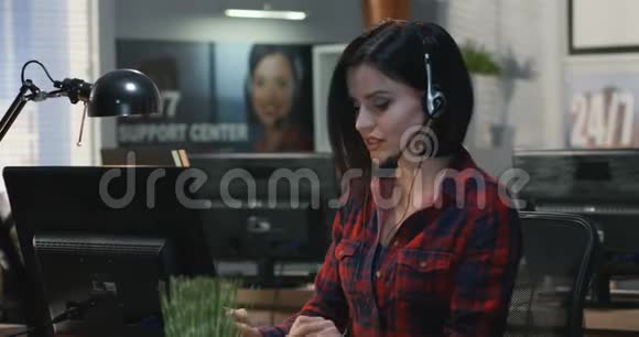 年轻女子在办公桌前工作视频的预览图
