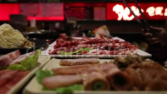 中式餐厅的亚洲烧烤烤肉和小牛肉视频的预览图