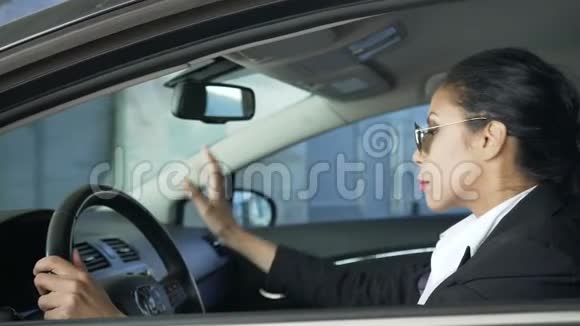 女西装革履坐在车上值班国家安全探员视频的预览图