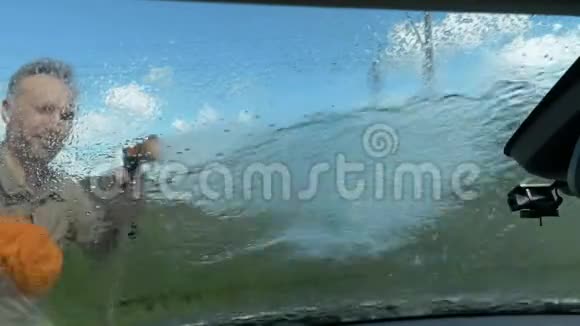 一个人在户外洗他的车视频的预览图