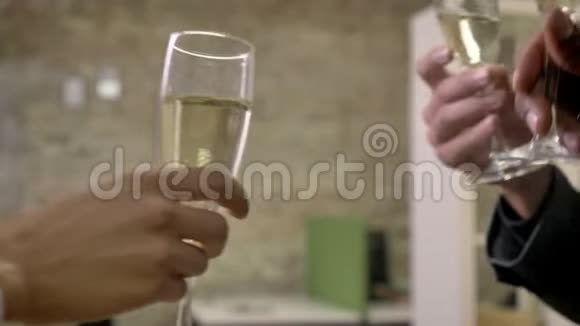 三只手商务工人在办公室里拿着香槟碰杯公司聚会理念视频的预览图