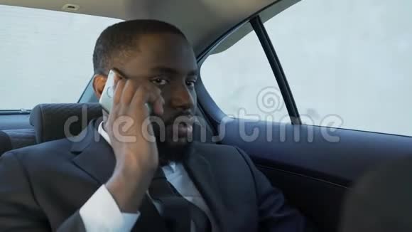 男人坐在车后座用手机说话压力大婚姻问题视频的预览图