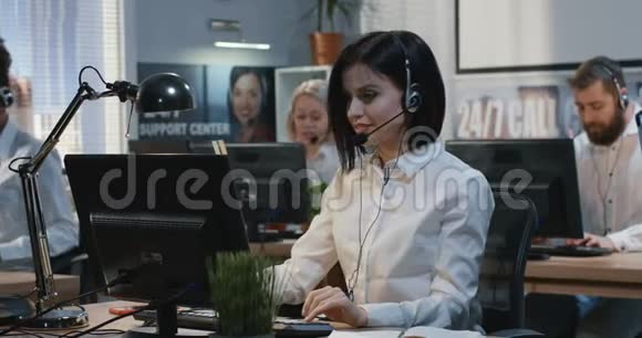年轻女子在办公桌前工作视频的预览图
