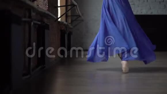 蓝色裙子的女孩纤细的腿使舞蹈动作缓慢视频的预览图