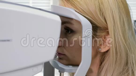 眼科用折射计测眼机的女性视频的预览图