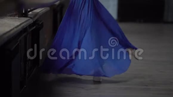 蓝色裙子的女孩纤细的腿使舞蹈动作缓慢视频的预览图