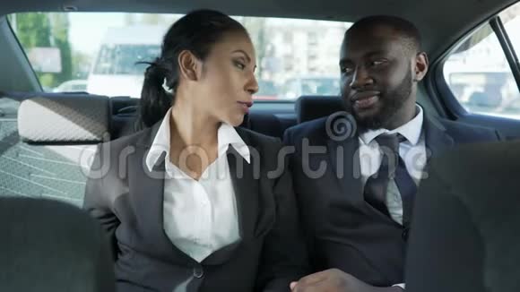 穿着西装的男人和女人坐在汽车后座调情感情视频的预览图