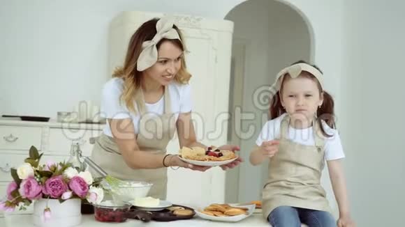 妈妈请小女儿吃煎饼视频的预览图