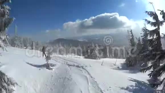 在阳光明媚的冬日滑雪者和滑雪者在雪地滑雪坡上滑雪视频的预览图