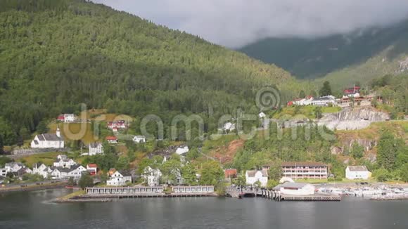 港系泊和上岸定居挪威Hellesylt视频的预览图
