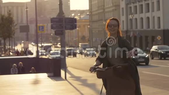 快乐的女人在夏天的城市骑自行车给五个朋友亲密视频的预览图