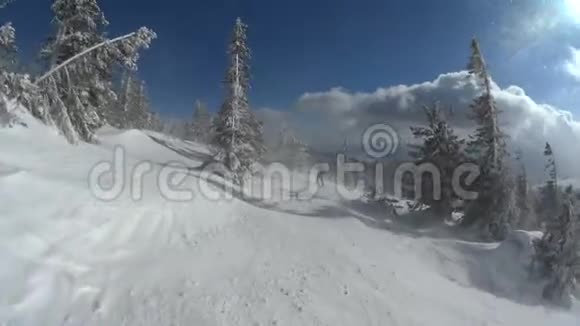 在阳光明媚的冬天滑雪坡上滑雪视频的预览图