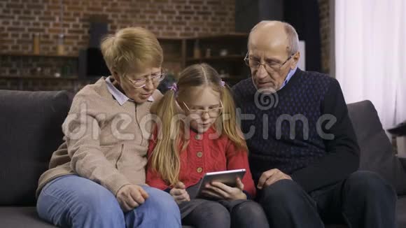 教祖父母使用触摸板的少女视频的预览图