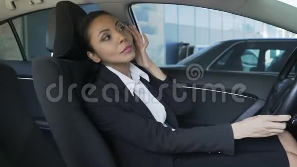 车里的混血女看着后视镜试着驾驶座椅视频的预览图