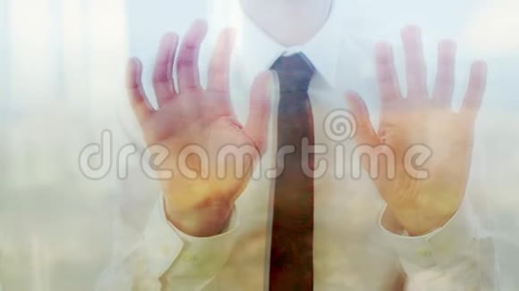 一个商人用手指敲击窗户的倒影视频的预览图