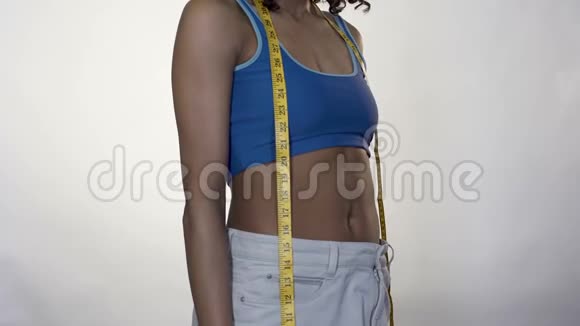 年轻女性显示减肥效果坚持苹果控制体重视频的预览图
