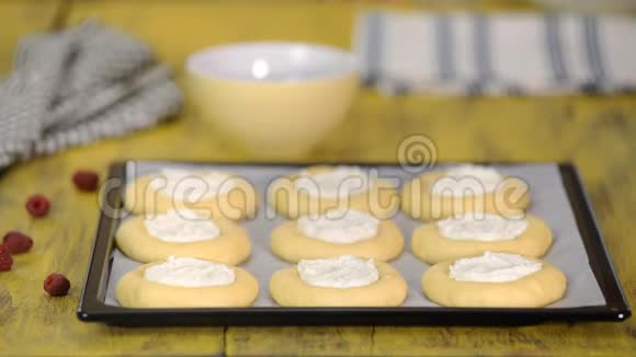 女人在厨房里用干酪覆盆子和什特雷泽莱姆做甜面包自制的概念视频的预览图