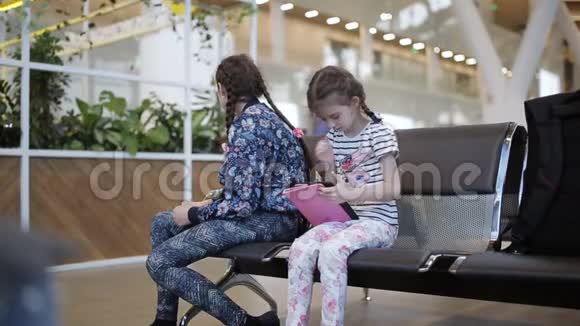 两个姐妹在机场要了平板电脑视频的预览图
