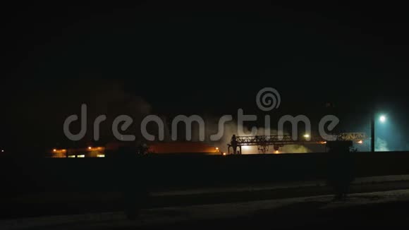 景观夜景烟管行业工厂景观概念污染烟雾生态视频的预览图