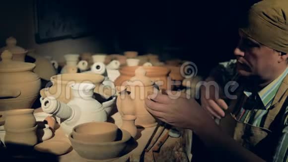 陶工从陶土茶壶里取出一个视频的预览图