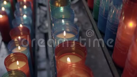 教堂里有许多燃烧的蜡烛视频的预览图