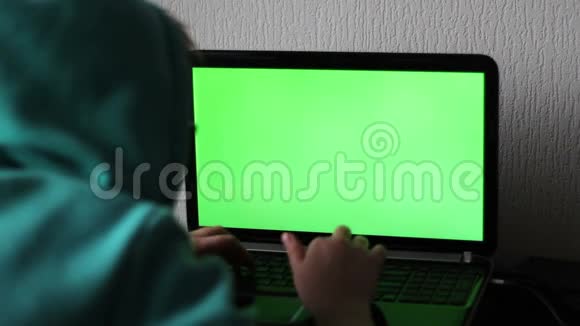 带有绿色屏幕的笔记本电脑视频的预览图