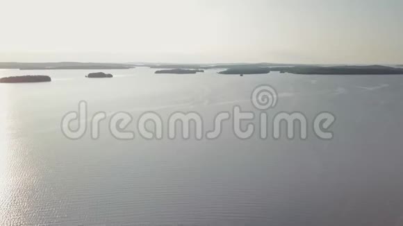 派亚恩湖开阔水域和岛屿空中拍摄视频的预览图