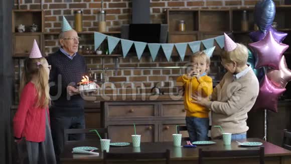 爷爷奶奶唱歌祝孙子生日快乐视频的预览图