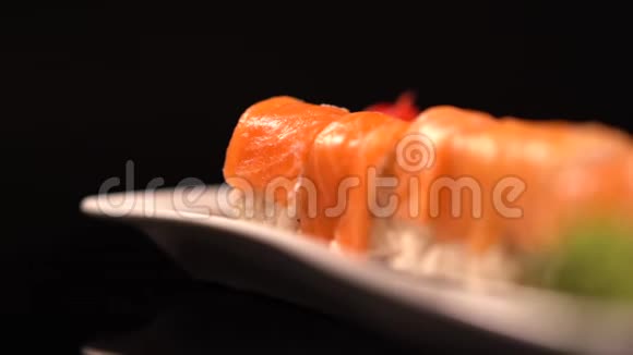 盘子里的新鲜鲑鱼寿司卷视频的预览图