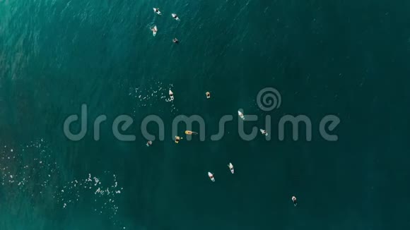 冲浪者在热带海洋中等待海浪空中景观视频的预览图