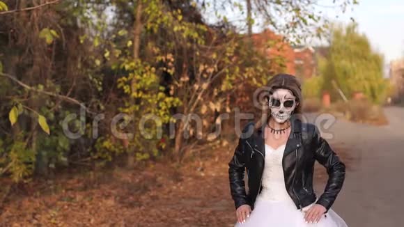 一个哥特式女孩穿着婚纱和一个令人毛骨悚然的化妆的特写肖像视频的预览图